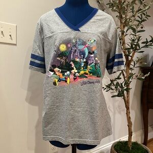 Disney World T-Shirt Characters VNeck XL